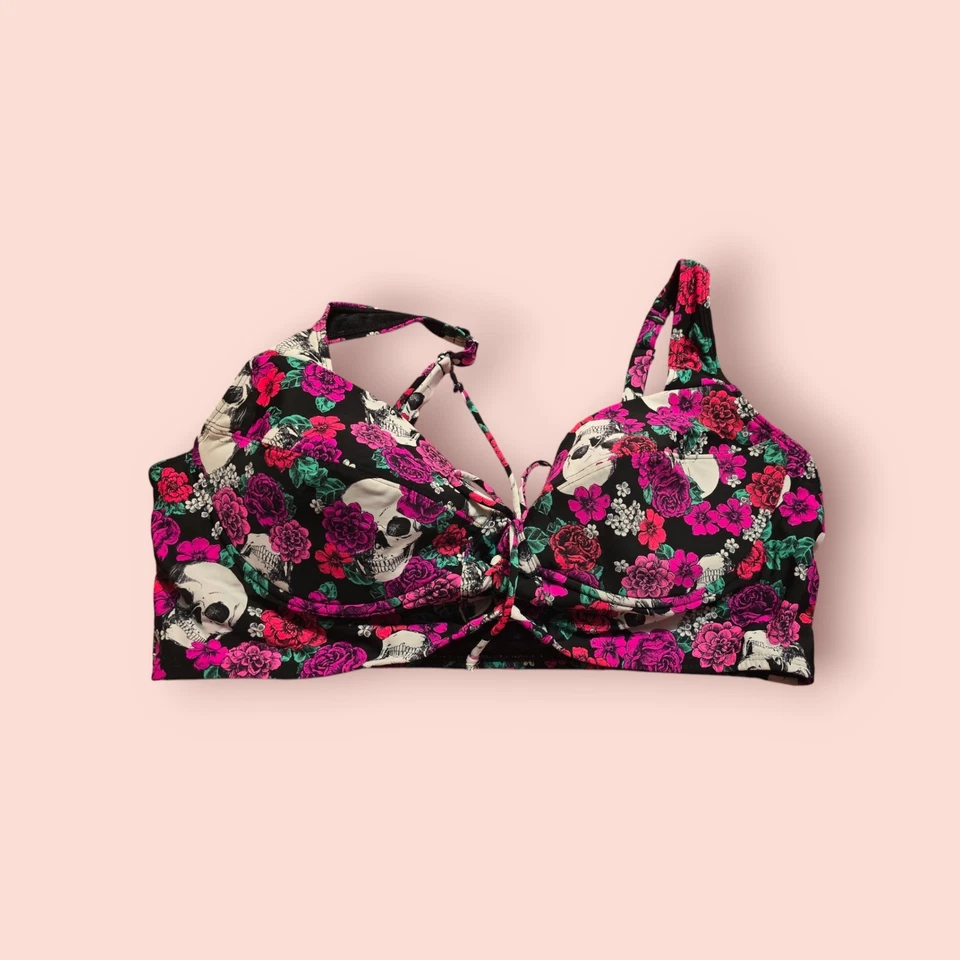 Top de natación rosa tórrido negro floral rosas calavera bikini midkini con aros Foto 1 de 1