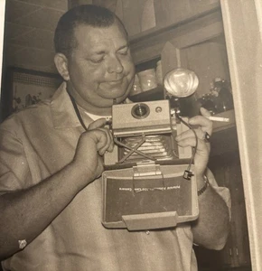 Mann kämpft mit früher Polaroid Kamera Zigarette in der Hand 50er Jahre Foto - Bild 1 von 3