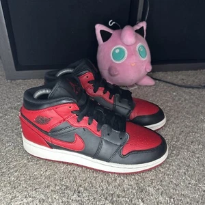 Nike Air Jordan 1 Mid GS "Banned" 554725-074 giovani taglia 5,5 anni ~ donna taglia 7 - Foto 1 di 8
