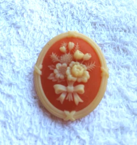 Spilla sagoma cammeo fiocco bouquet floreale Avon 1982 vintage 41 mm x 31 mm - Foto 1 di 7