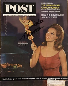 REVISTA POSTAL FIRMADA POR JULIE NEWMAR 1964 CATWOWAN LI'L ABNER MATRIMONIO - Imagen 1 de 1