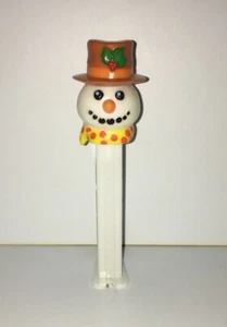 PEZ Spender Weihnachten Schneemann mit gelb rotem Schal 2002 weißer Stiel Füße Pez - Bild 1 von 4
