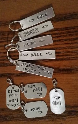 Ручной штамп металлический брелок NC Северная Каролина подарок ярлык подвеска смешной вы выбираете 1  - Изображение 1 из 2