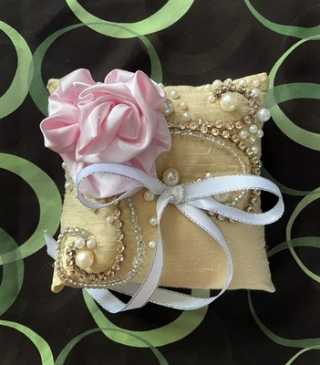 Almohada de anillo de boda nupcial con cuentas, pedrería y rosa diseño Ameynra Foto 1 de 4