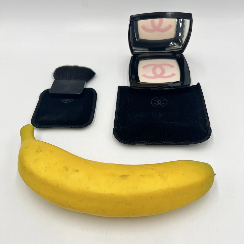 Pó Iluminador CHANEL So Chanel ROSE PERLE para Rosto e Decollete 0,49 oz - Imagem 1 de 4