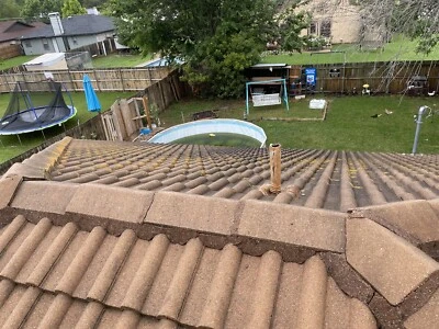 Tejas de hormigón y tejas de cadera y cresta Foto 1 de 4