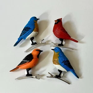 Lotto 4 Motion Sensing Cinguettio Blu Uccellino-Cardinale Ornamento Clip On Decorazione Natale NOS - Foto 1 di 11