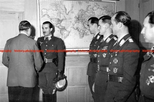 F027249 AH grüßt Adolf Galland Luftwaffe Jagdflieger Wolfs Lair HQ 1944 WWII - Bild 1 von 3