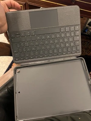 Logitech Slim Folio Custodia con Tastiera per Apple iPad 7a/8a/9a Gen. - Grafite - Immagine 1 di 4