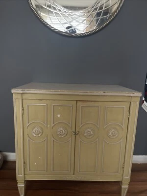 Белый и желтый пастельный деревянный ящик с просторной комнатой - Изображение 1 из 3