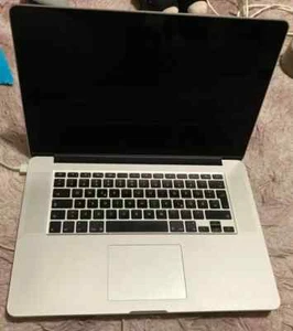 MacBook Pro Retina 15'' (2015, A1398) - Défaut / Stock pour pièces - Photo 1/6