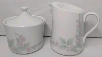 Tigela de açúcar Corelle VERANDA com tampa e jarro de creme rosa verde floral (década de 1980) - Imagem 1 de 4