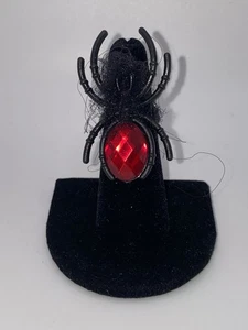Halloween Medium schwarze Spinne mit rotem Kunstschmuck schwarze Spinnweben Ring Alter 3+! - Bild 1 von 9