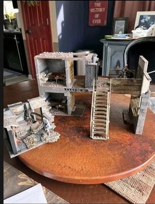 McFarlane construye la pasarela de la prisión de The Walking Dead y el hospital Rick Grimes Foto 1 de 4