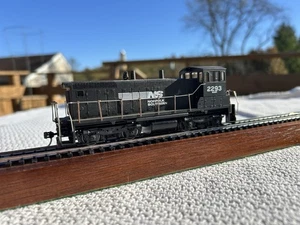HO Athearn Norfolk Southern EMD MP15 Diesel Switcher Locomotive - (TESTED) - Picture 1 of 6
