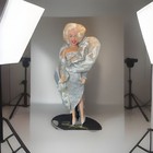 Lalka Marilyn Monroe w srebrnej sukience 1993 nr G14350 lalka w stylu Barbie ze stojakiem