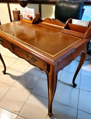 Escritorio de escritor provincial francés Danby de colección con sorteos dobles y tarjeteros dobles Foto 1 de 4