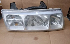 2005 Saturn Vue Passenger Side Headlight - Picture 1 of 3