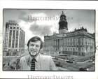 1981 Photo de presse guide touristique Michael Kirk à Cadillac Square à Detroit, Michigan