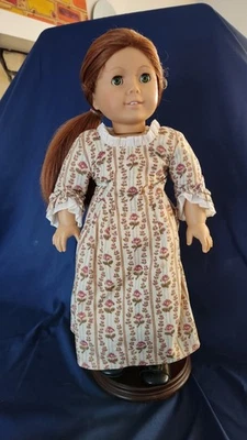 American Girl Pleasant Company Felicity 'DREAMER' Doll Outfit Accessories Stand - Image 1 of 4