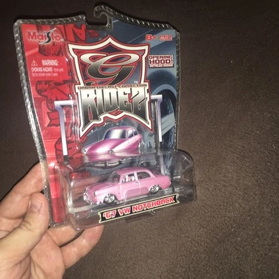 Sedã Maisto G Ridez 1967 Volkswagen VW Notchback Type 3 1500 2 portas rosa - Imagem 1 de 4