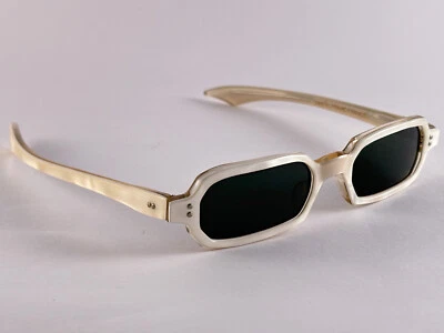 RARE VINTAGE SWANK WHITE RECTANGULAR FRAME 1970'S SUNGLASSES MADE IN FRANCE - Image 1 of 4
