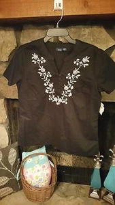 Blusa para mujer talla M negra con flores bordadas blancas bonita - Imagen 1 de 7