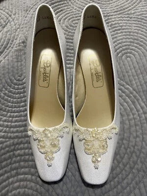 90’s Womens Striking White Luxe Wedding Shoe/ Pumps, Sz 8.5 AA Dyeable Shoes - Image 1 of 4