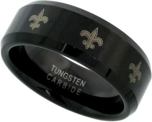 Anillo de bodas de tungsteno negro de 8 mm grabado Fleur de Lis Patrón Bordes biselados - Imagen 1 de 1