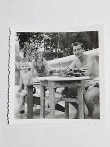 Foto instantánea vintage de los años 50 en blanco y negro 2 1/4" x 2 1/4" papá e hijos verano - Imagen 1 de 1