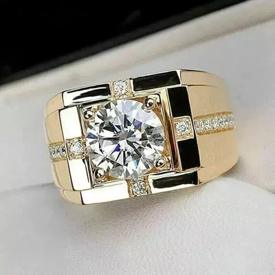 Anillo de compromiso de boda para hombre enchapado en oro amarillo de 14 quilates de moissanita de corte redondo de 3,00 quilates Foto 1 de 4