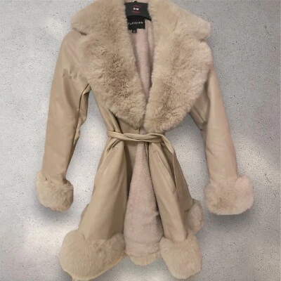 Abrigo parisino de PU con cuello chal de piel sintética y dobladillo en camel PVP £93 de ASOS Foto 1 de 2