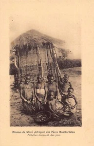 Malawi - Little girls shelling pitches - Publ. Company of Mary - Mission du Shir - Picture 1 of 2