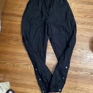 NIKE Pantaloni da Jogging VINTAGE RARI ETICHETTA ROSSA Grandi Nylon Fondo a Scatto Isolati - Foto 1 di 6