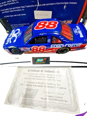 Dale Jarrett #88 1998 Quality Care 1:24 Colección Revell, certificado de autenticidad incluido, nuevo en caja Foto 1 de 4