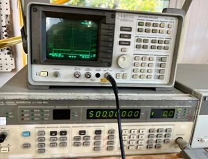 HP 8657A 100kHz-1.04 GHz Signal Generator with Option 001 High Stab Time Base - Picture 1 of 8