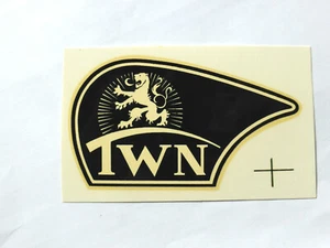 Calcomanía izquierda Triumph TWN 102x57 mm, negra, 12802T - Imagen 1 de 1