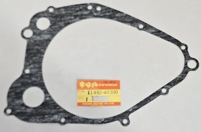1 Junta de cubierta de embrague genuina Suzuki PE250 RM250 RS250 NUEVO OEM 11482-40300 NUEVO Foto 1 de 3