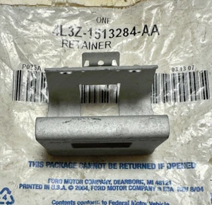 Clip/retenedor de placa de rasguño de puerta original Ford 4L3Z-1513284-AA - Imagen 1 de 2