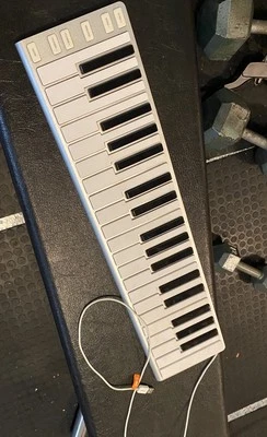 CME Artesia Xkey 37 Tasten USB MIDI Controller Keyboard - Bild 1 von 4