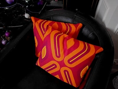 Paire de Coussins Carrés Tissus Géométrique Orange/Bordeaux/Jaune Années 70  - Photo 1/4