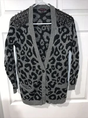 Suéter cárdigan acrílico negro/gris Material Girl para mujer con hombros tachonados Foto 1 de 3