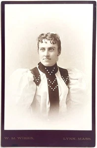 ANTIKES KABINETTKARTENFOTO ~ FRAU IN HÜBSCHEM SCHWARZ-WEISSEM KLEID ~ LYNN, MA - Bild 1 von 2