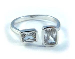 Anillo platinado de alta calidad con dos piedras de corte, cabujones tamaño variable - Imagen 1 de 3