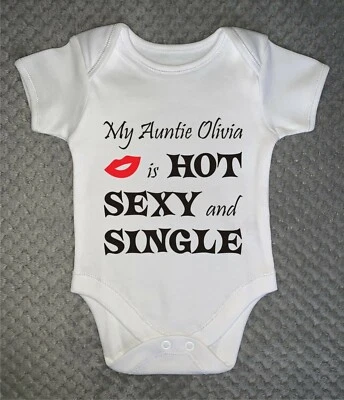 CARMA DESIGN PERSONALISIERT BABY MITWACHSEND - Tante heiß sexy Single - Babykleidung Geschenk JEDER NAME