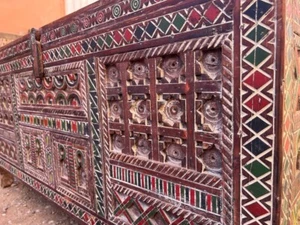 Armario de madera pintada cofre de almacenamiento personalizado hecho a mano arte bereber tallado marroquí - Imagen 1 de 19