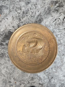 Piatti vintage in ottone goffrato made in England nave a vela necessita di pulizia - Foto 1 di 3