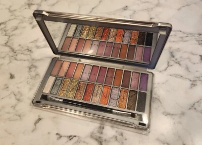 Палитра теней для век Paris Hilton Platinum 24 Pan с зеркалом и кистью - Изображение 1 из 4