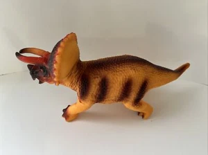 Figura prehistórica de dinosaurio Triceratops juguete plástico naranja - Imagen 1 de 6