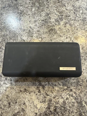 Estuche rígido para gafas de sol Bvlgari con borde dorado - Estuche vacío  Foto 1 de 4